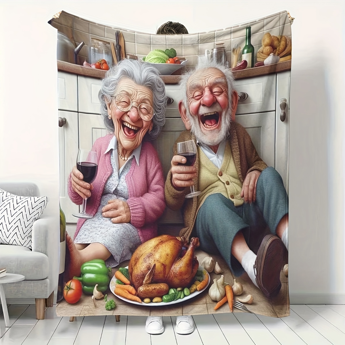 Home Textiles Turkey - 面白い漫画の老夫婦が七面鳥のロースト料理と赤ワインを楽しむ温かいキッチンシーン柄のブランケット、暖かく居心地の良いプリントスローケット
